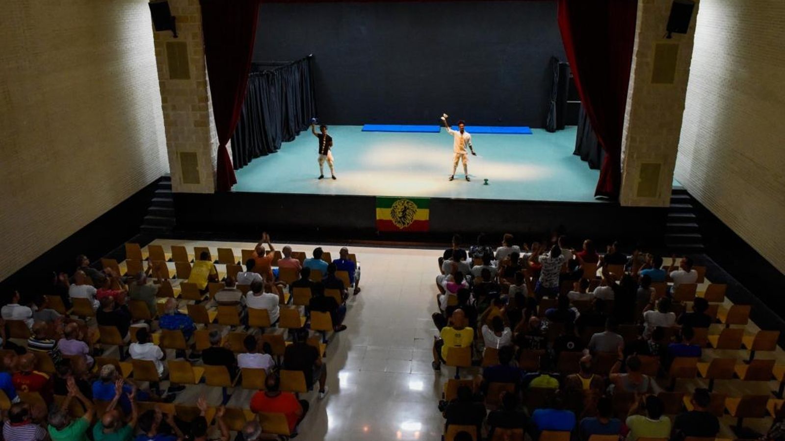 L'actuació de Fekat Circus a la presó Castelló II dAlbocàsser.