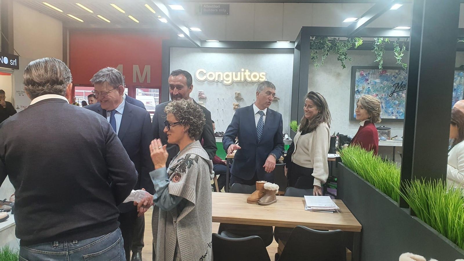 Visita de Ximo Puig i Rafa Climent al Saló Internacional del Calcer de Milà