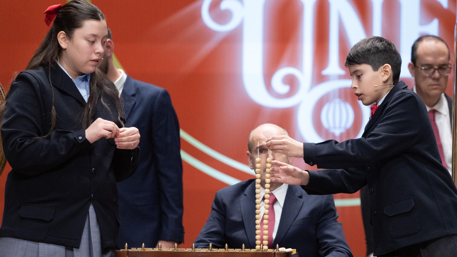 Dos dels xiquets de Sant Ildefons canten un dels premis del sorteig de Nadal 2022, en el Teatre Real de Madrid,