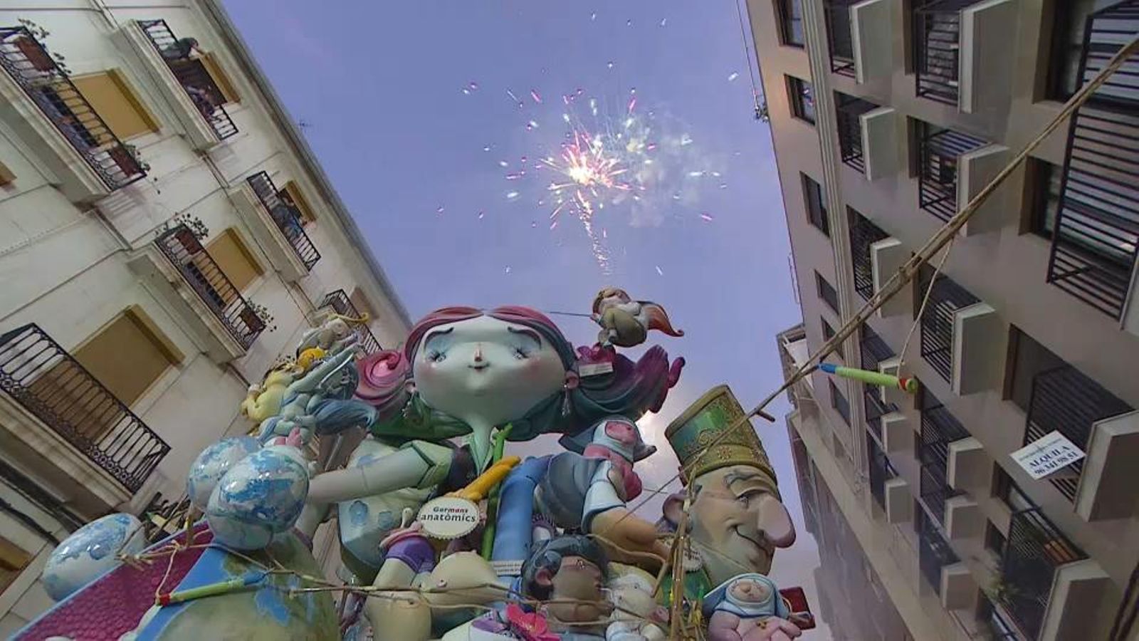 Espectacle pirotècnic previ a la Cremà del monument "Germans" de la Falla Convent, primer premi de la Secció Especial infantil