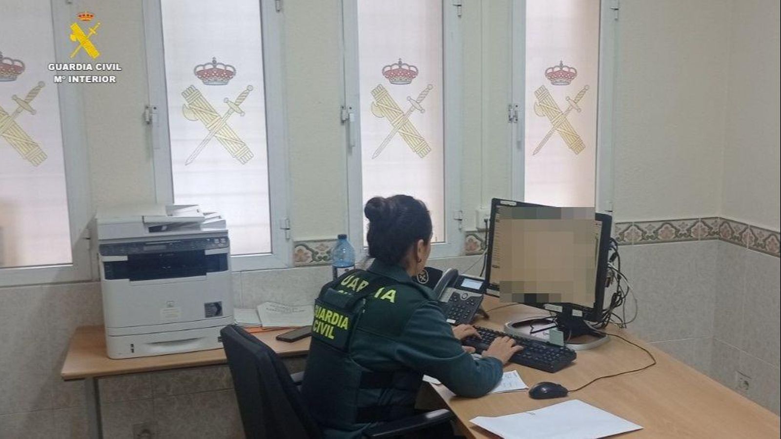 Una agent de la Guàrdia Civil fa tasques d'investigació Agent de la Guàrdia Civil en tasques d'investigació