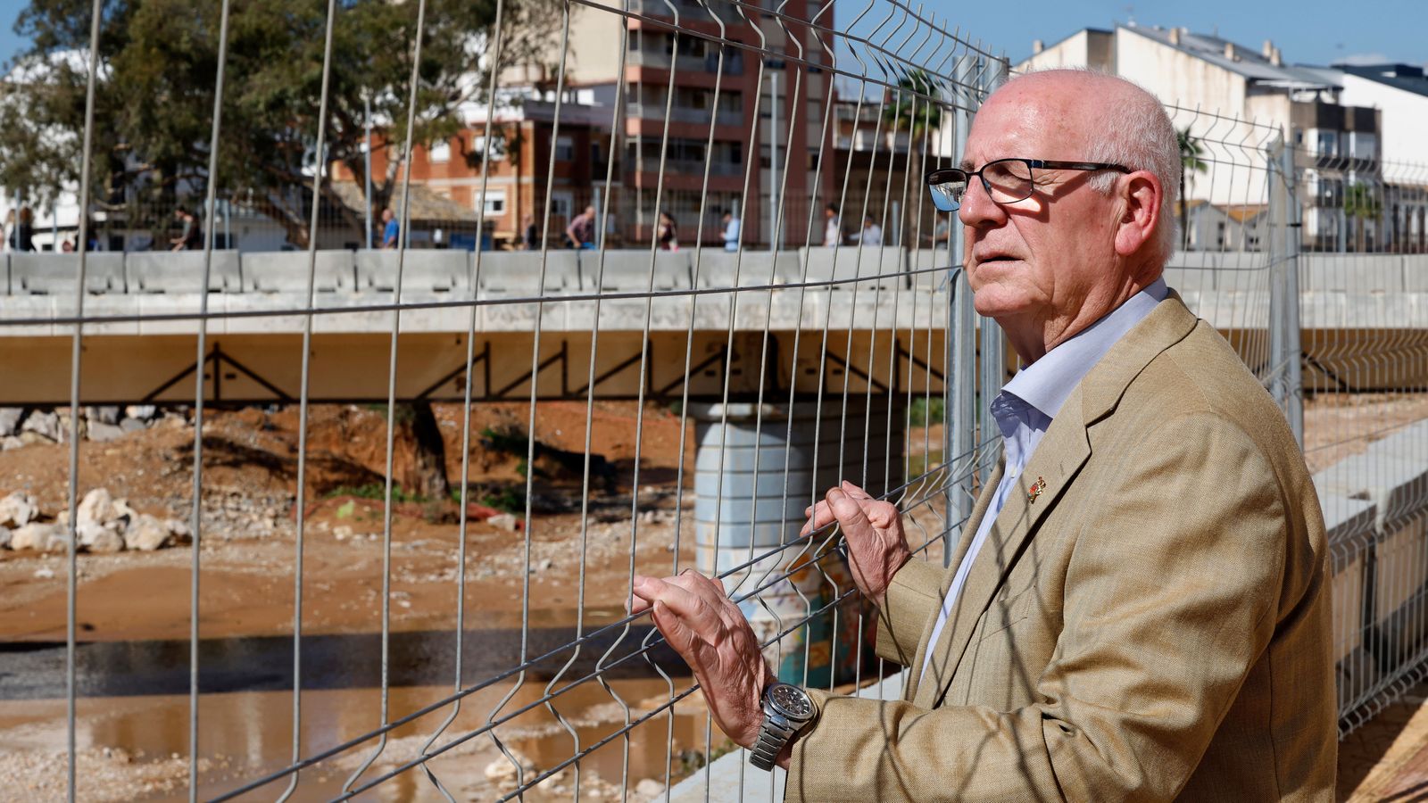 L'alcalde de Paiporta, Vicent Císcar, al costat del barranc del Poio