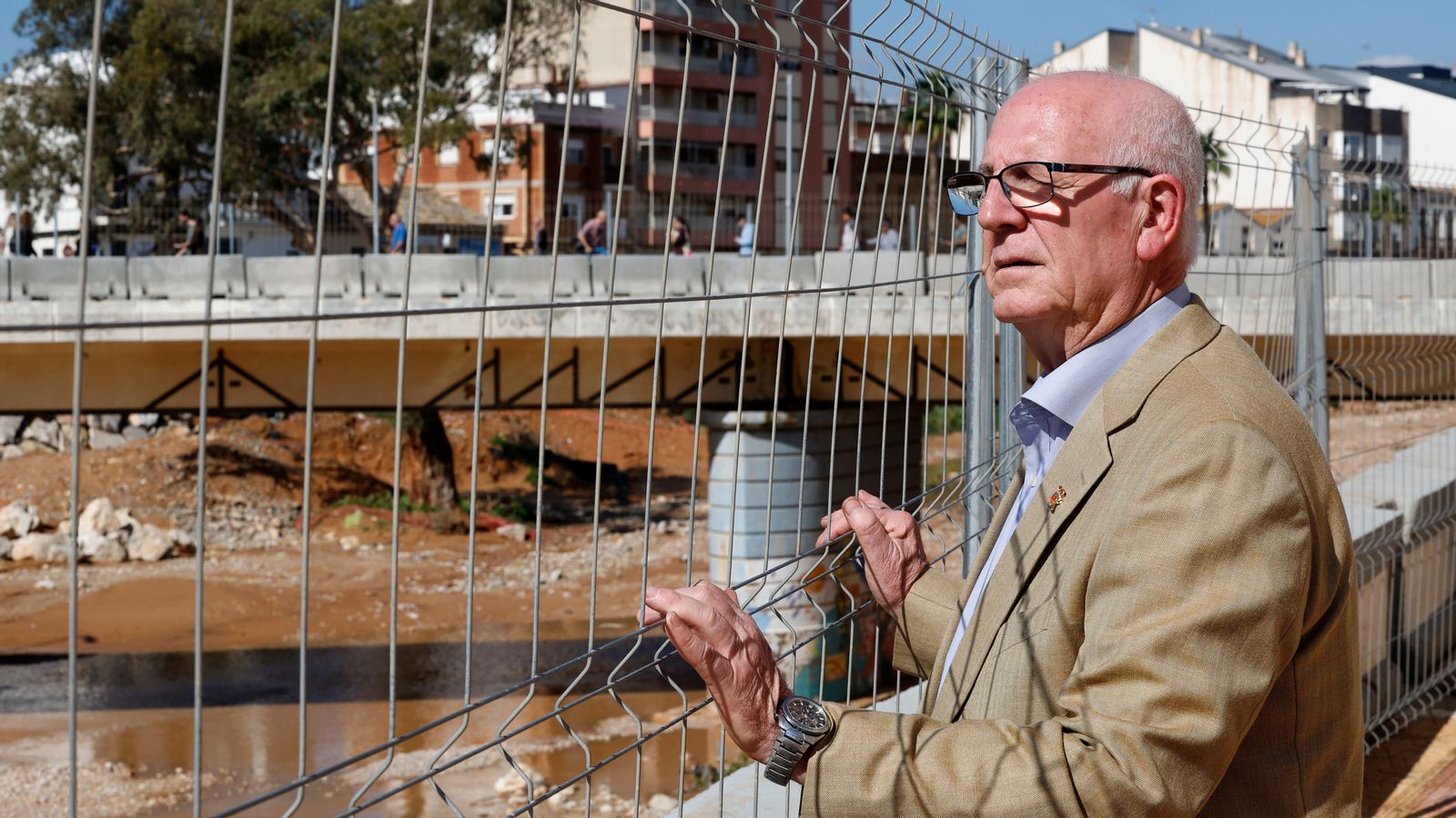 L'alcalde de Paiporta, Vicent Ciscar, al costat del barranc de Poio L'alcalde de Paiporta, Vicent Císcar, al costat del barranc del Poio