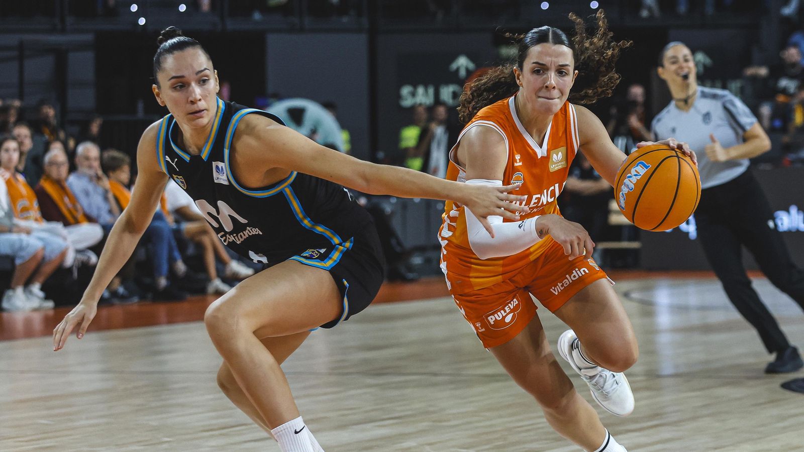 Elena Buenavida, en el partit contra l'Estudiantes contra al Roig Arena