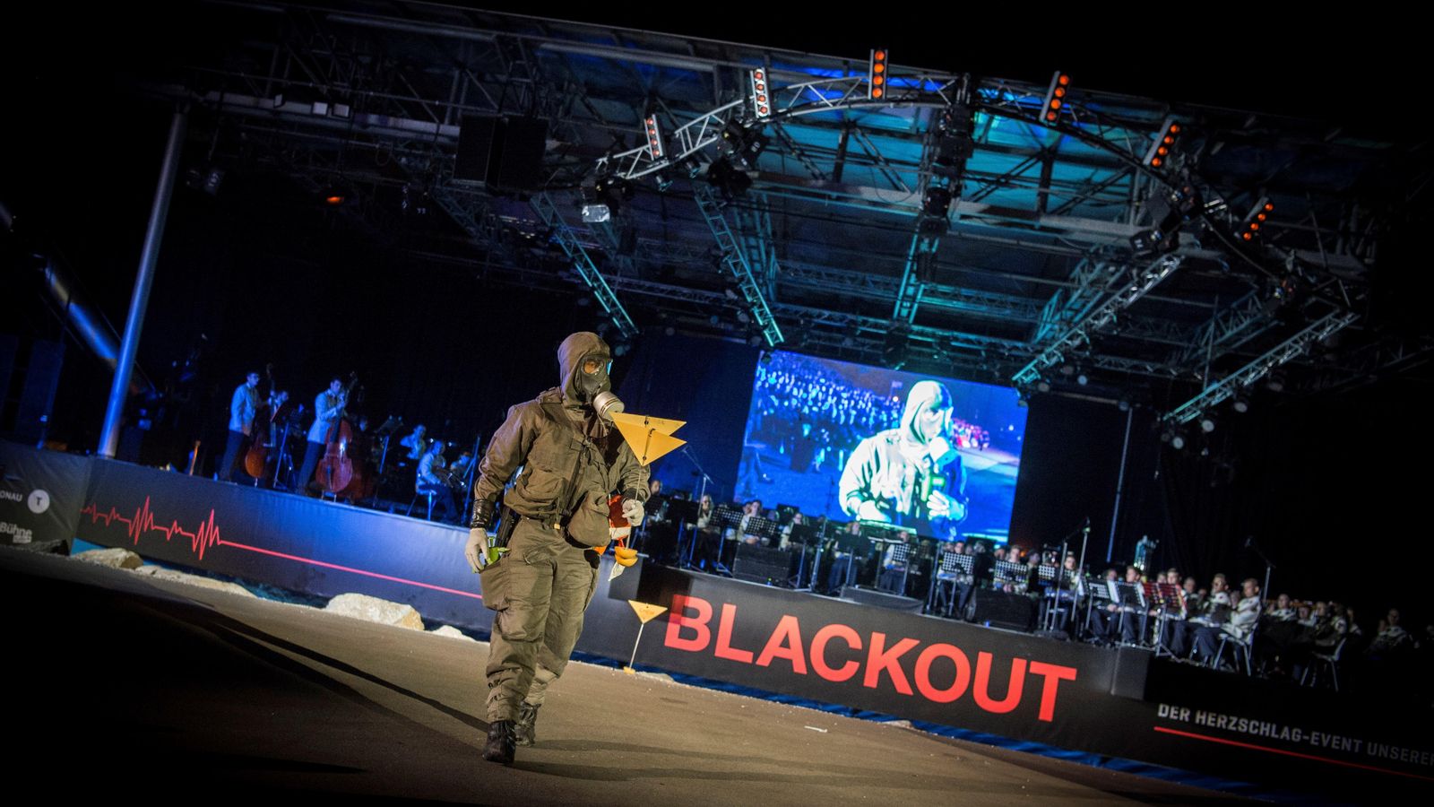 Un membre de les Forces Armades durant un esdeveniment públic de conscienciació sobre el perill d'una apagada, a la ciutat austríaca de Tulln