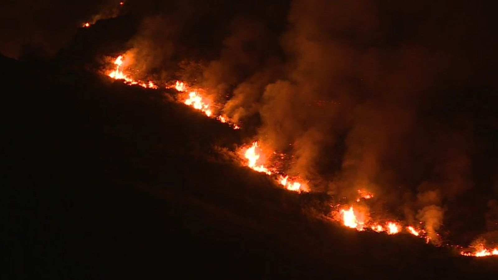 L'avanç de les flames de l'incendi de Llutxent ha obligat a activar la situació 2 d'emergència
