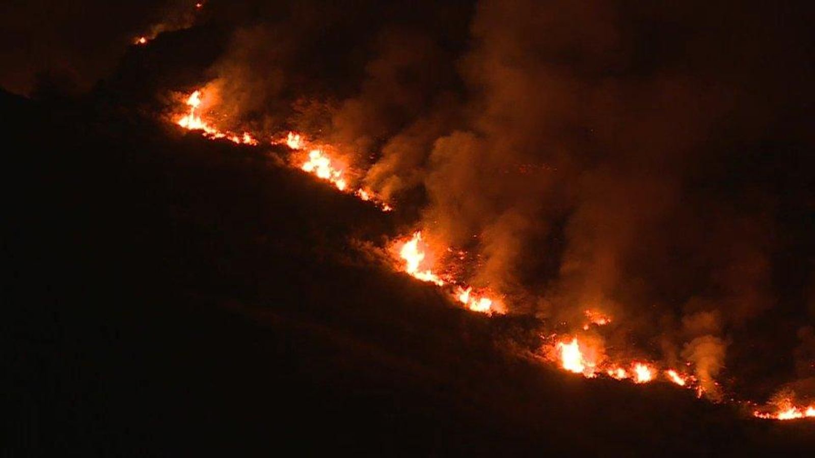 L'avanç de les flames de l'incendi de Llutxent ha obligat a activar la situació 2 d'emergència L'avanç de les flames de l'incendi de Llutxent ha obligat a activar la situació 2 d'emergència