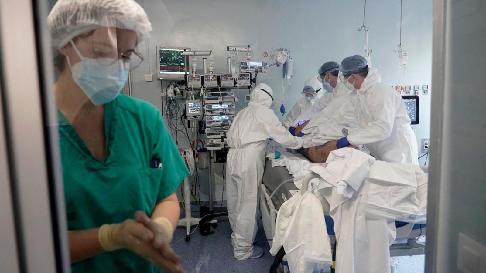 Sanitaris en una UCI de l'hospital Clínic de València