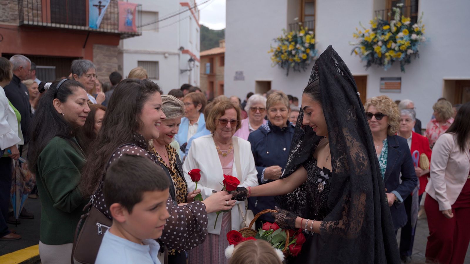 A Chóvar, les clavariesses recorren els carrers per portar les flors a les dones del poble i també a aquelles que no poden eixir de casa, en un gest carregat de simbolisme i estima