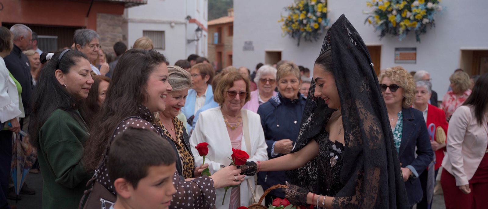 A Chóvar, les clavariesses recorren els carrers per portar les flors a les dones del poble i també a aquelles que no poden eixir de casa, en un gest carregat de simbolisme i estima