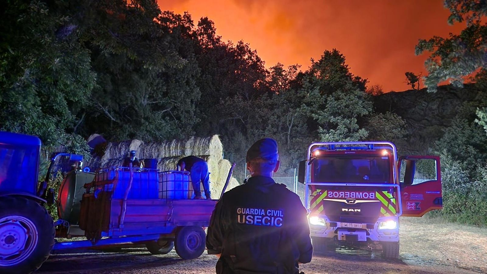 Efectius de la Guàrdia Civil i dels bombers en l'incendi de Porto, a Zamora