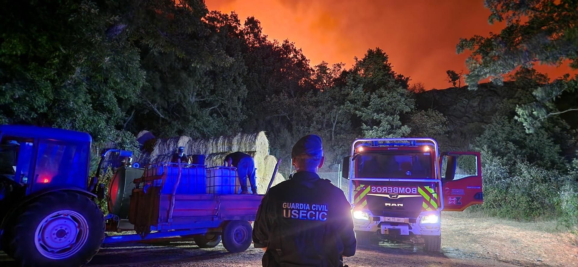 Efectius de la Guàrdia Civil i dels bombers en l'incendi de Porto, a Zamora