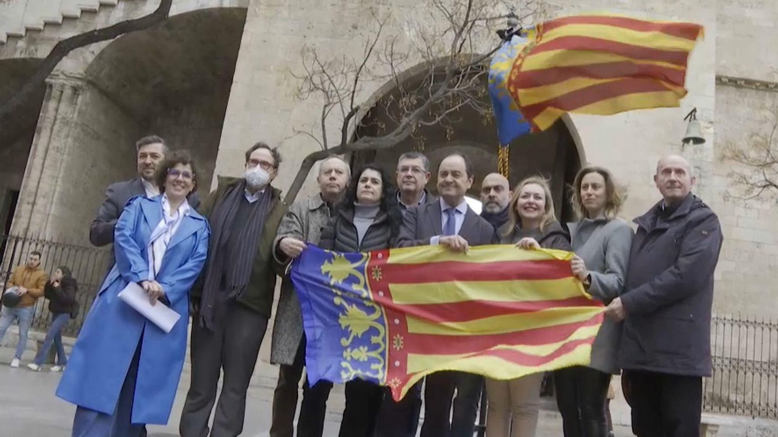 Representants polítics, sindicals i empresarials posen en la concentració en defensa de la recuperació del Dret Civil convocada per Juristes Valencians