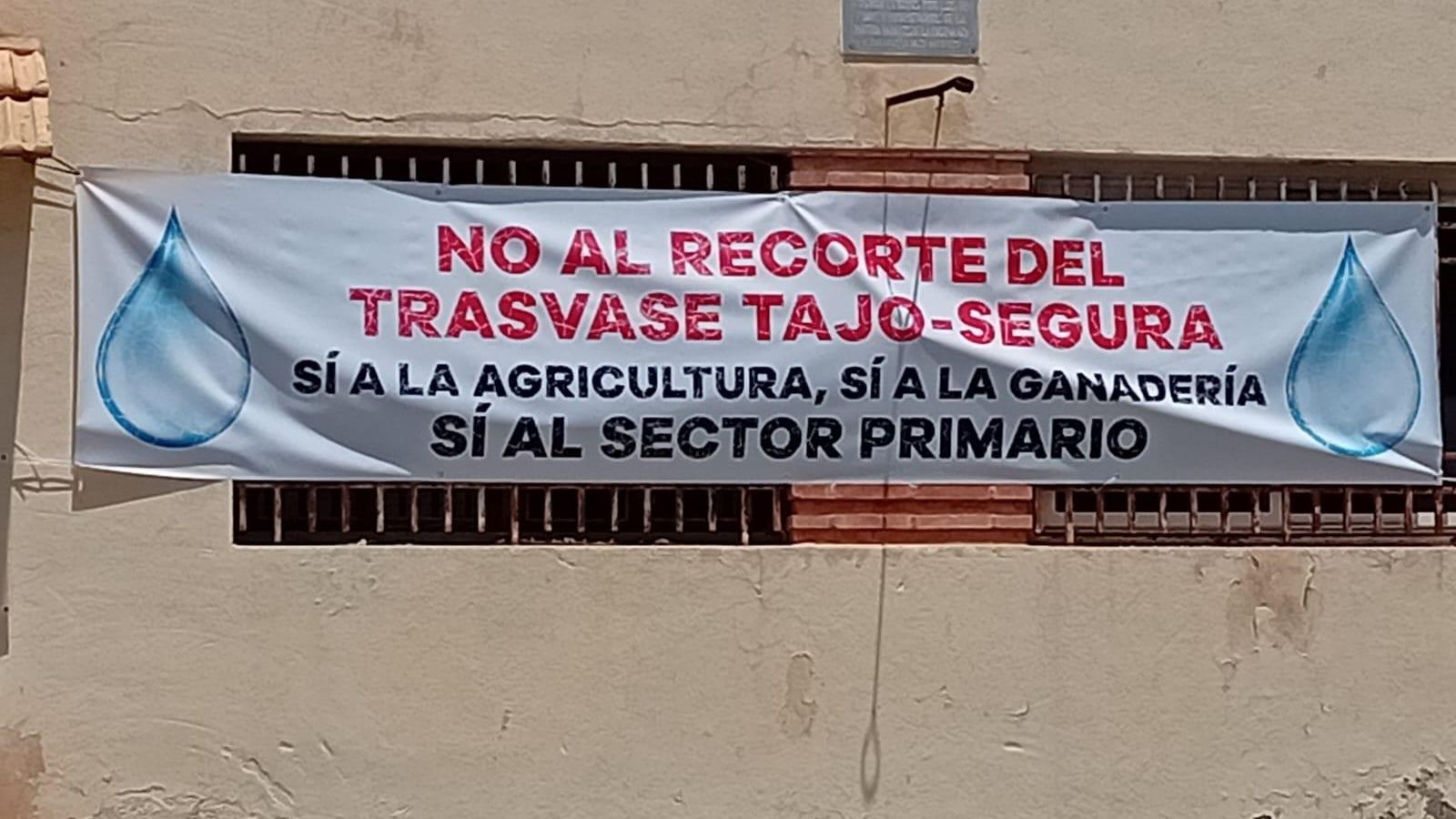 Pancarta en la seu de la Unió Llauradora i Ramadera a Elx