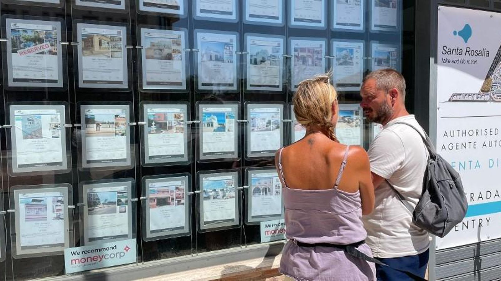 Una parella d'estrangers mira habitatges a la província d'Alacant