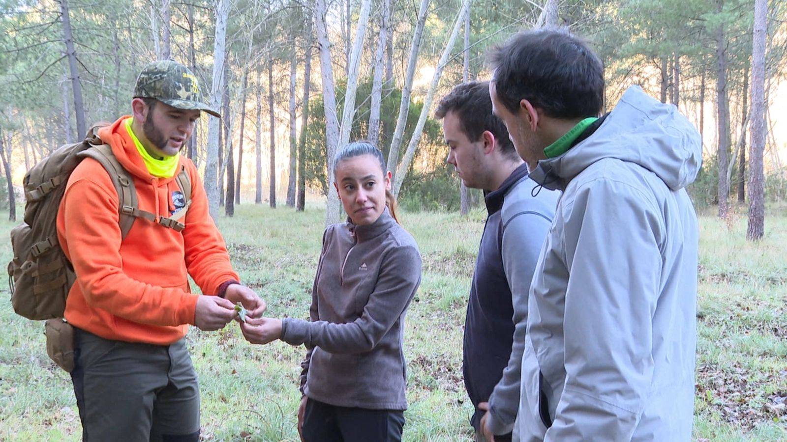 Un grup de senderistes rep formació bàsica de supervivència a càrrec de l'empresa R. Cristal