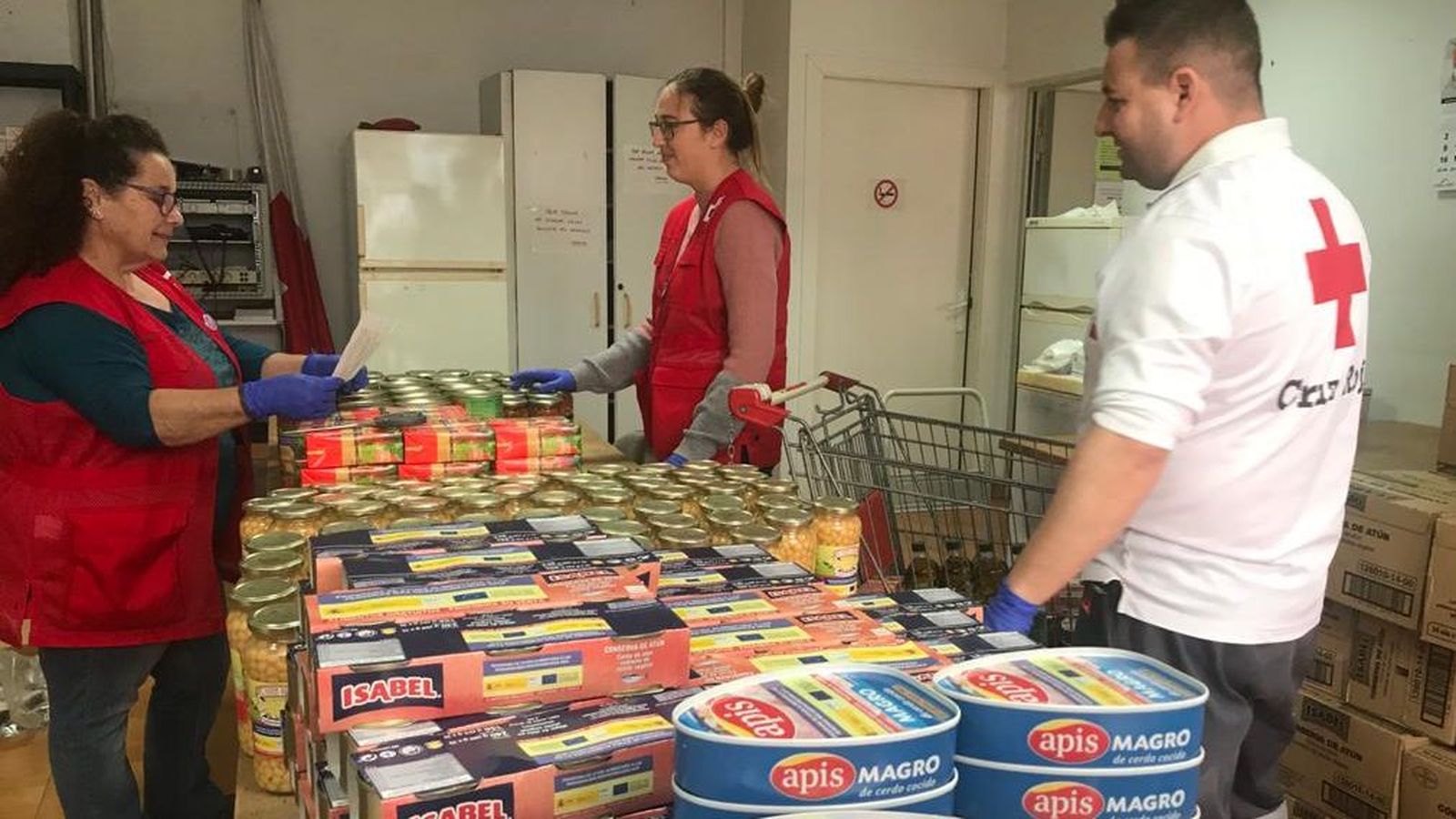 Servei d'aliments de Creu Roja per a les famílies més necessitades en una imatge d'arxiu