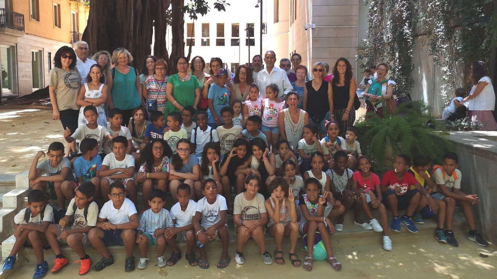 Visita dels participants de Vacances en Pau a les Corts Valencianes el 2018