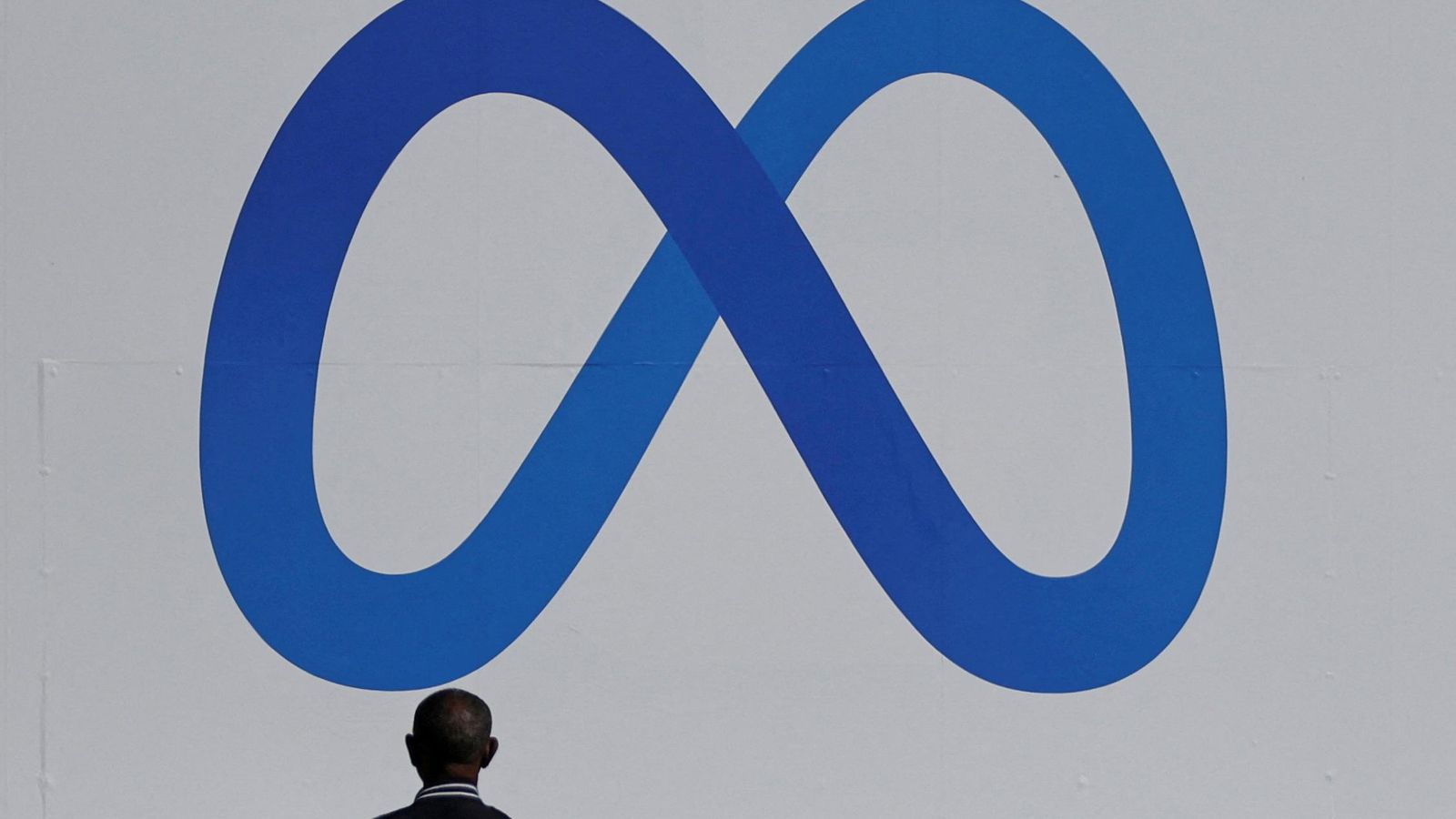 Logo de Meta en la façana de les instal·lacions de Menlo Park, a Califòrnia