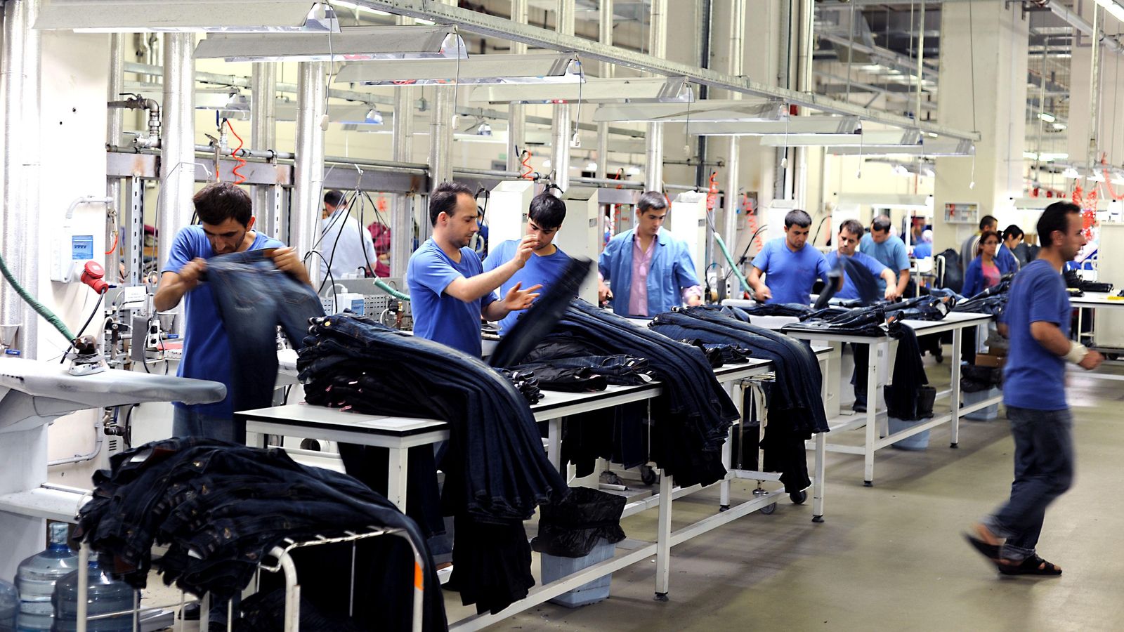Imatge d'arxiu d'una empresa de fabricació de pantalons texans
