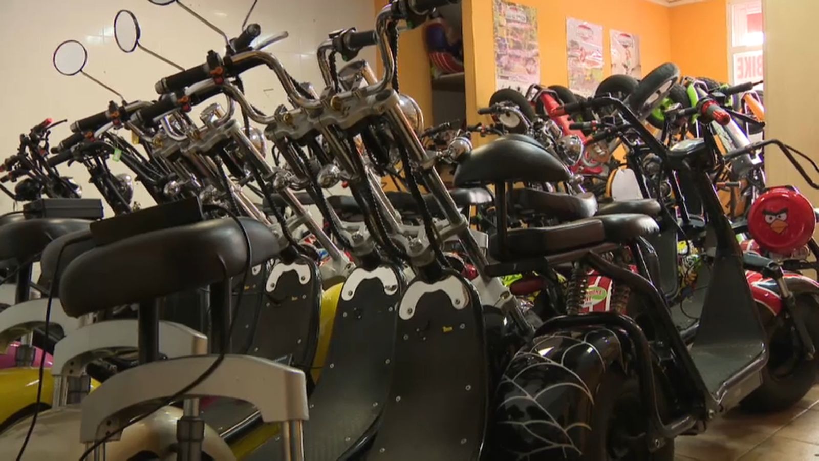 Botiga de lloguer de minimotos elèctriques a Gandia.