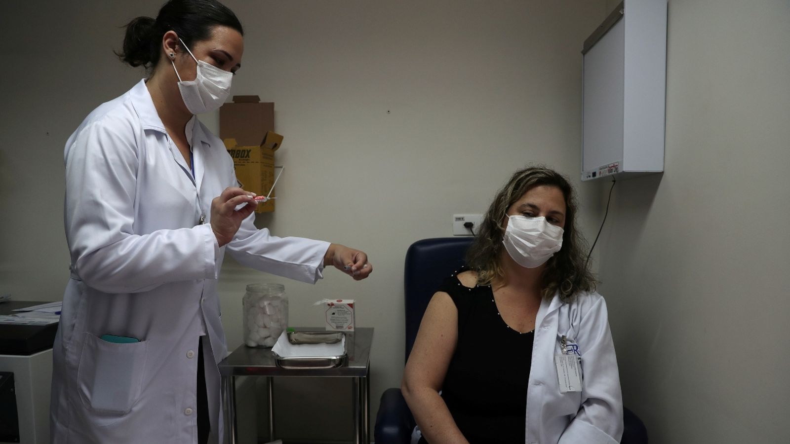Una infermera administra la vacuna SinoVac a una voluntària a l’Institut Emilio Ribas de São Paulo, el passat 30 de juliol
