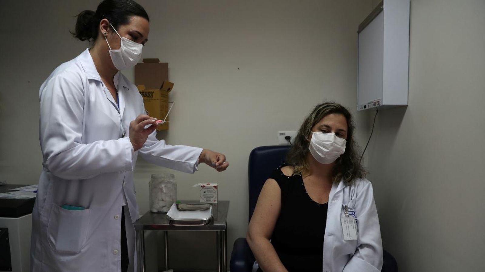 Una infermera administra la vacuna SinoVac a una voluntària a l’Institut Emilio Ribas de São Paulo, el passat 30 de juliol