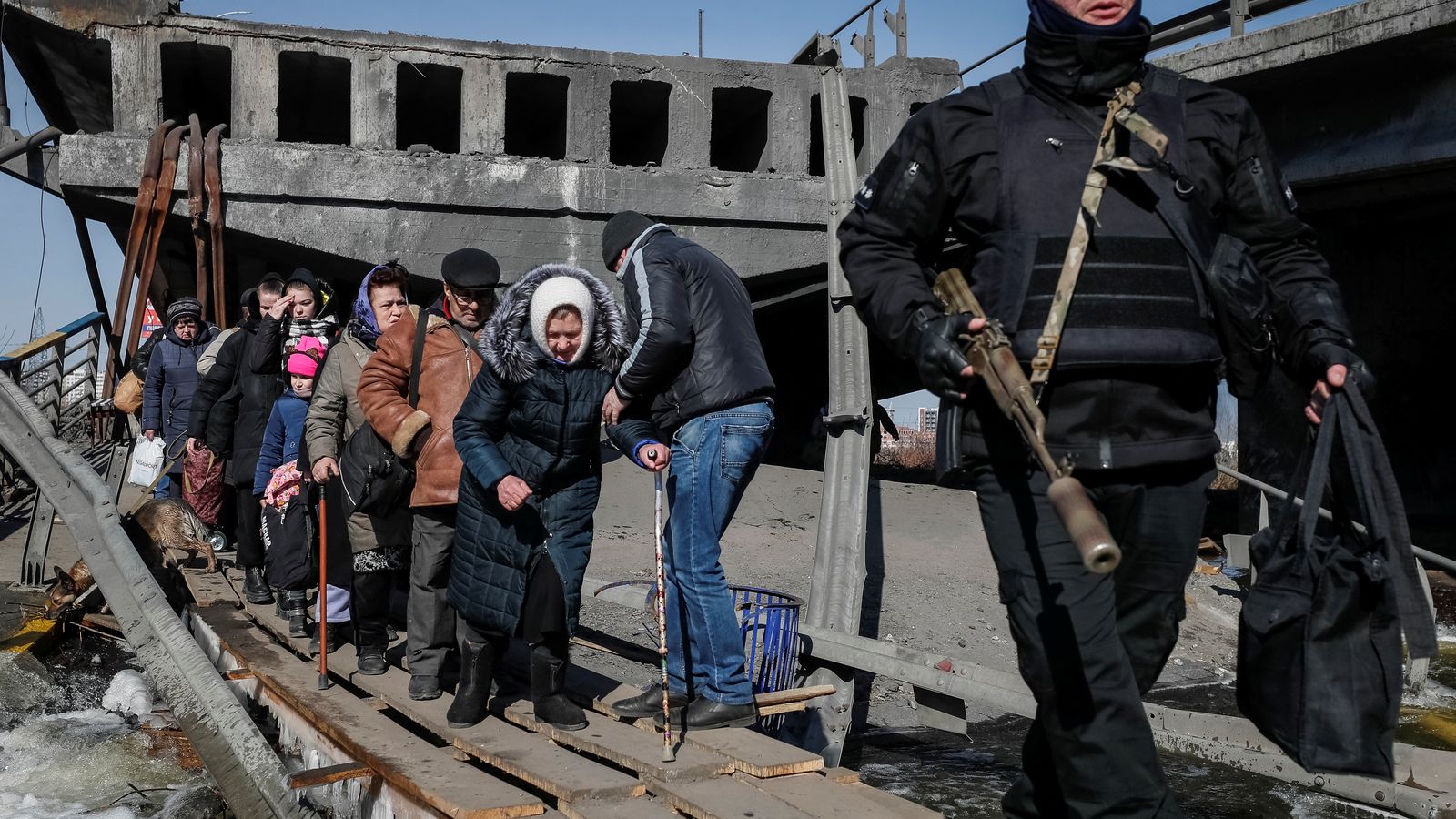 Un grup de civils abandona Irpín, a l'oest de Kíiv