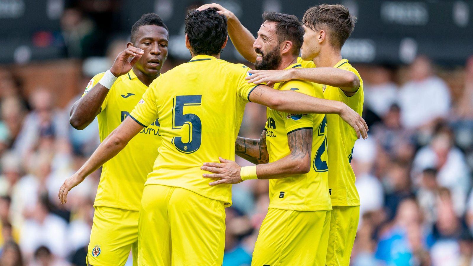 Els jugadors del Vila-real celebren un gol contra el Fulham