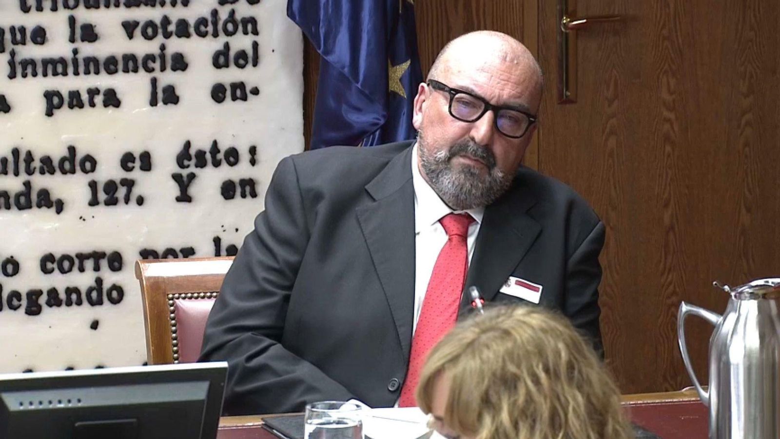 Koldo García escolta la pregunta que li planteja un senador en la comissió d'investigació de la trama de mascaretes