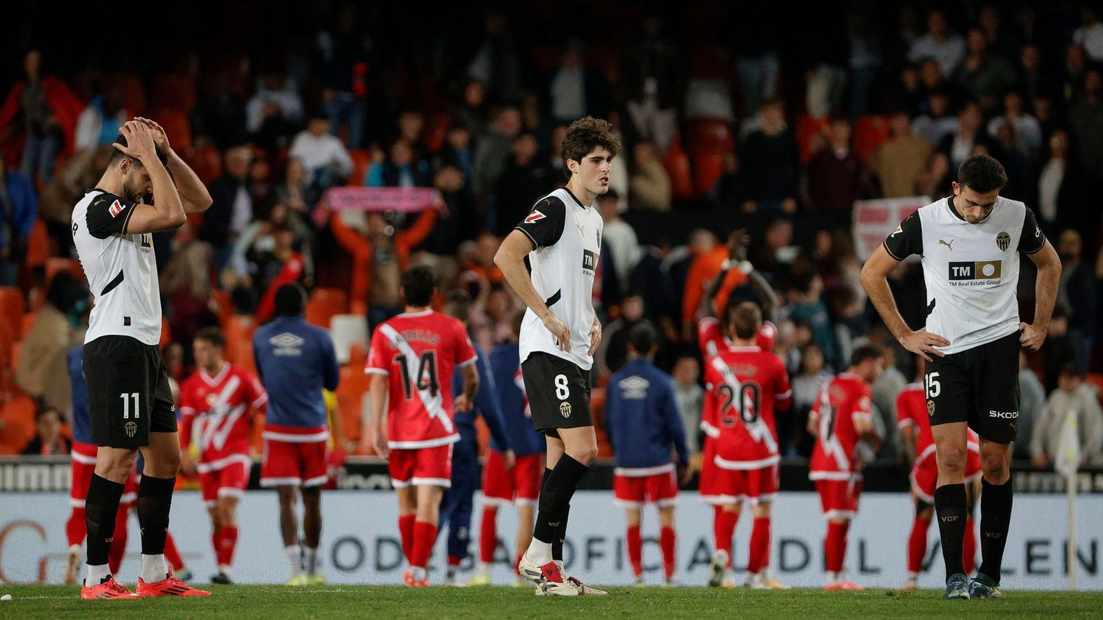 Els jugadors del València es lamenten a la fi del partit