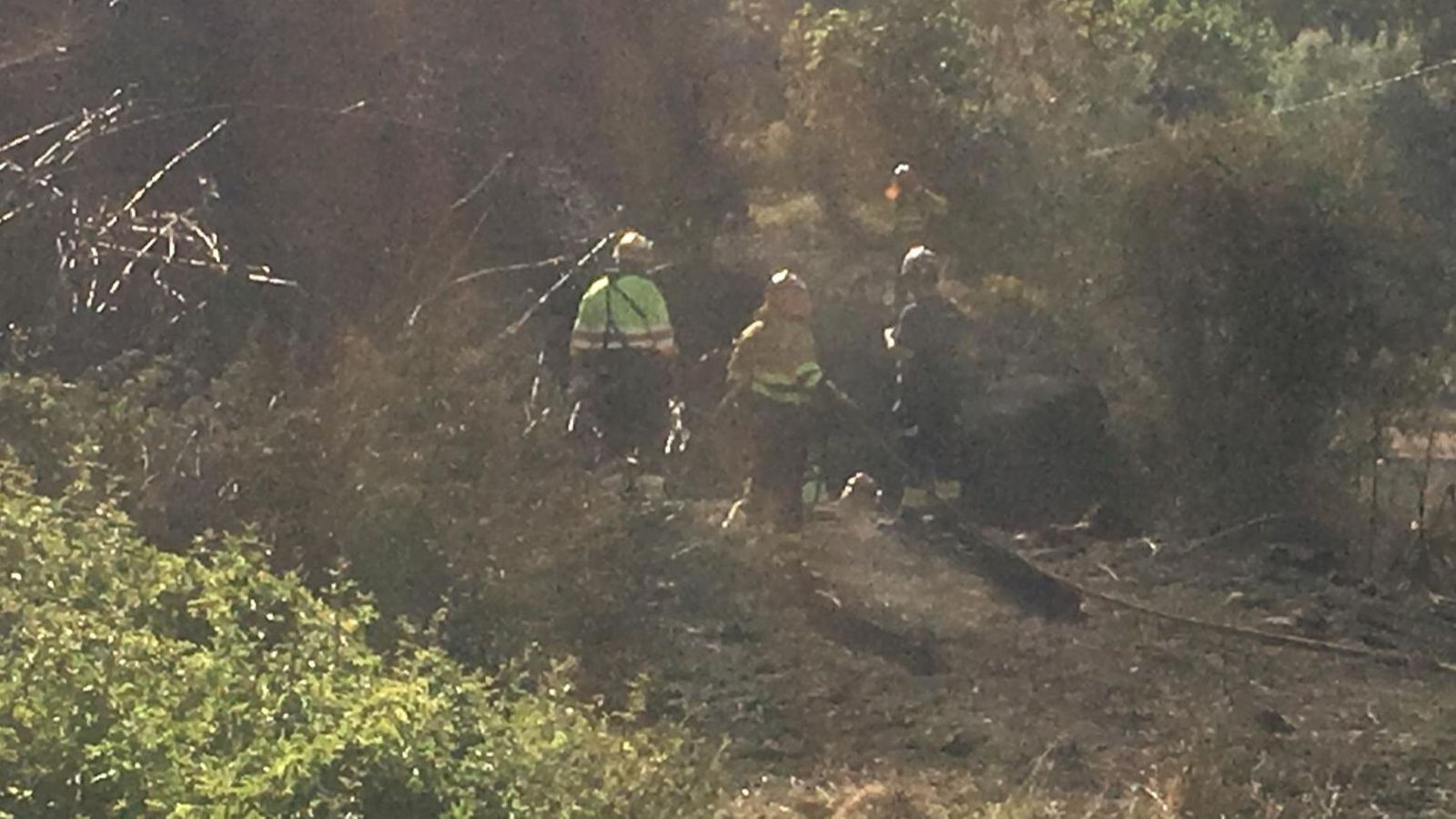 Efectius dels bombers treballen en l'extinció de l'incendi