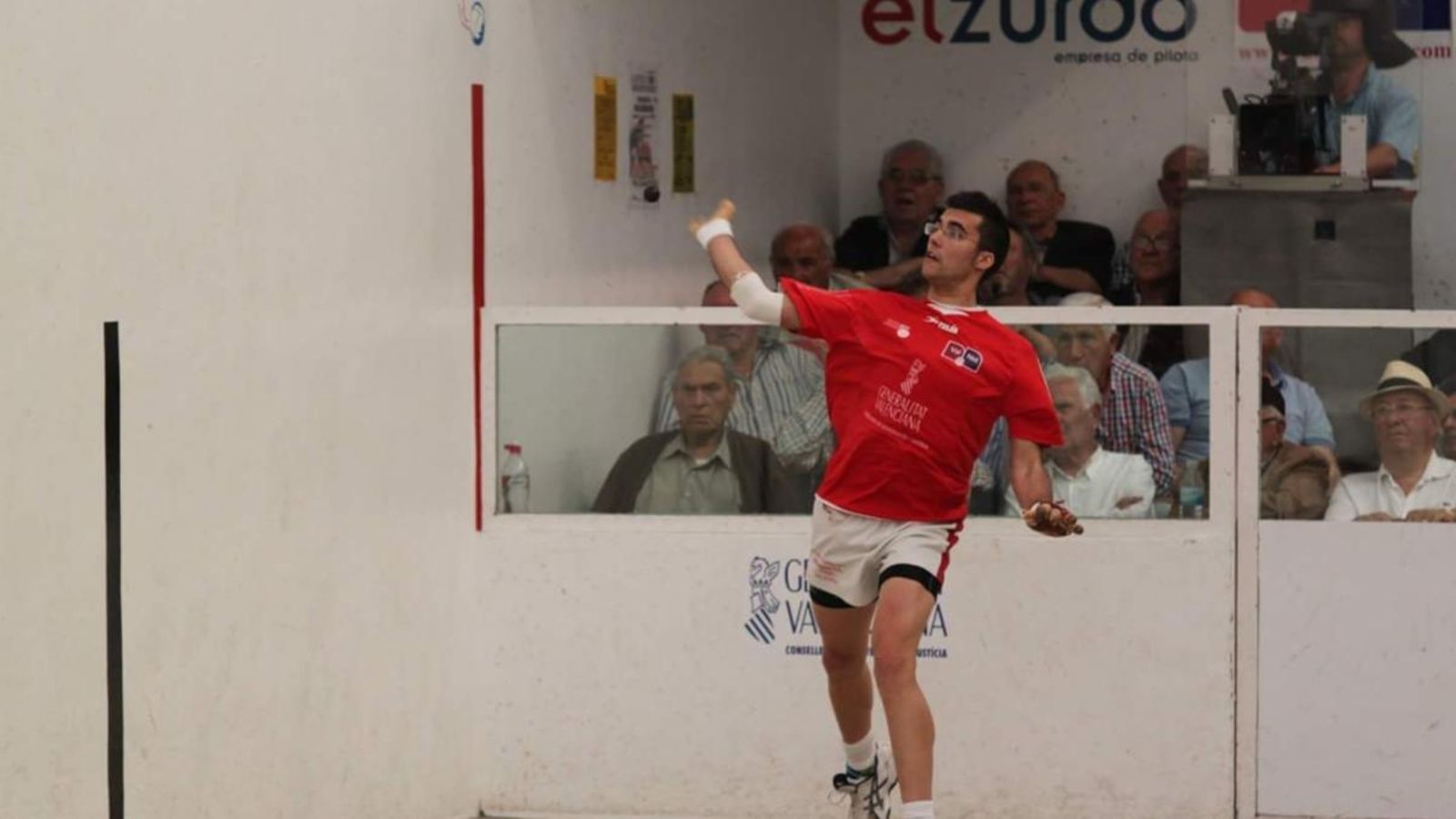 Guadi es disposa a jugar de volea