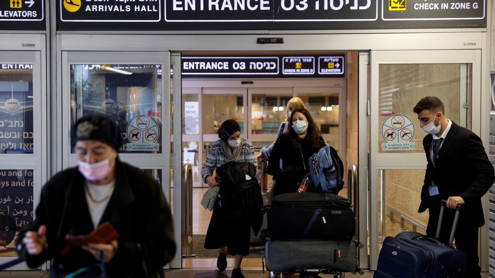 Viatgers en l'aeroport internacional Ben Gurion d'Israel, on s'han recuperat restriccions al turisme estranger