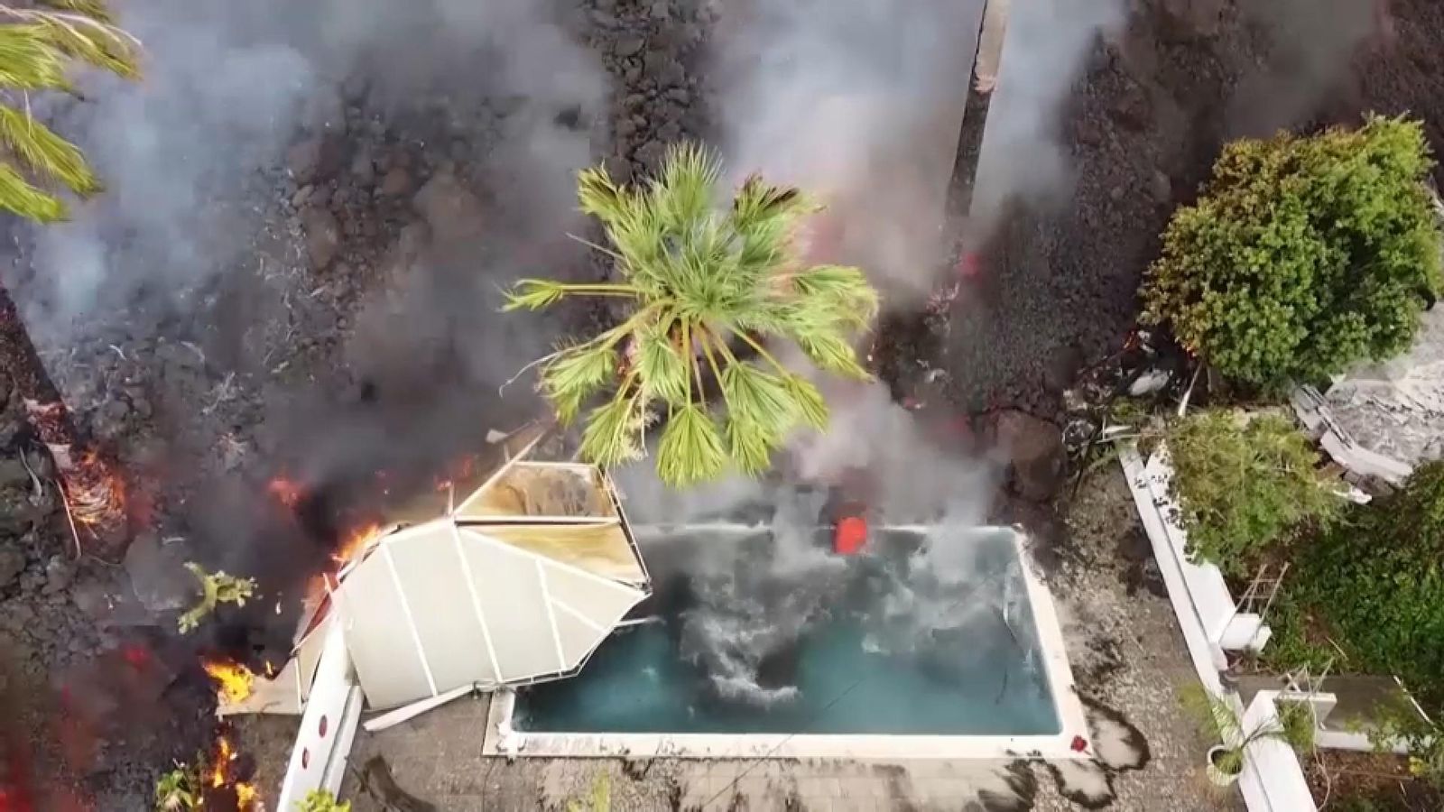 Llengua de lava entrant en la piscina d'un xalet a La Palma