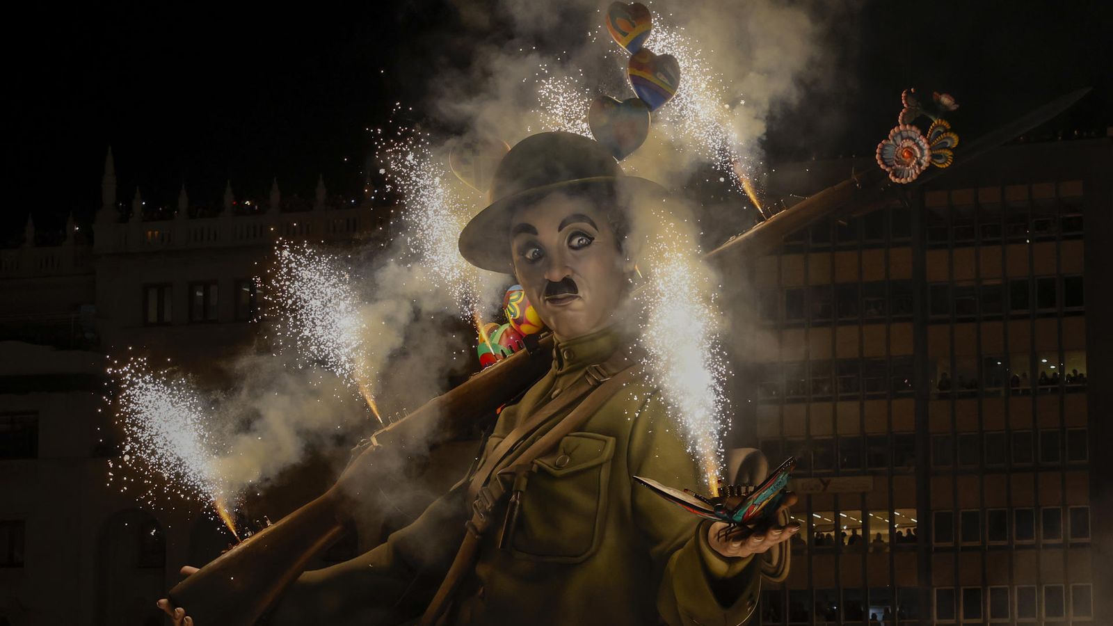 Cremà de la falla municipal, “Hope”, a la plaça de l'Ajuntament de València