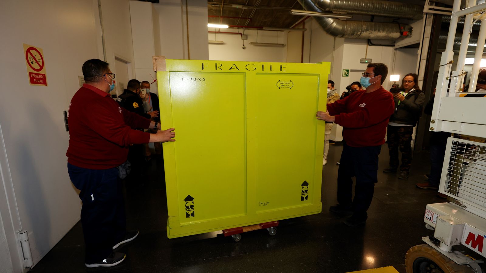 Dos operaris entre en el museu madrileny el quadre de Gauguin, després d'arribar d'Andorra