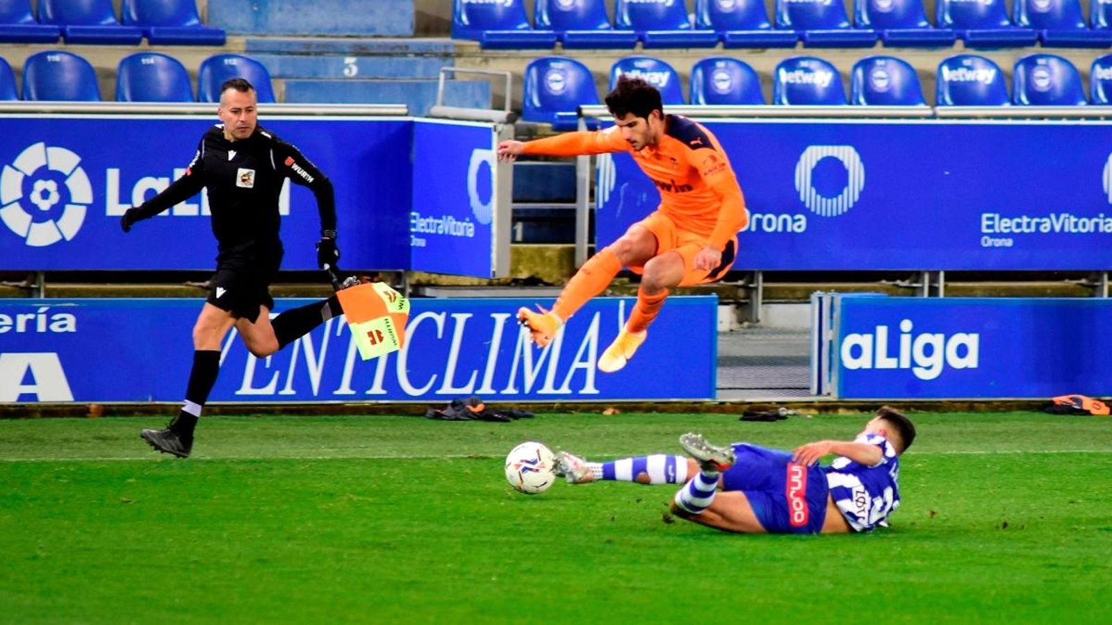 Guedes, durant una disputa en el partit contra l'Alabés a Mendizorrotza