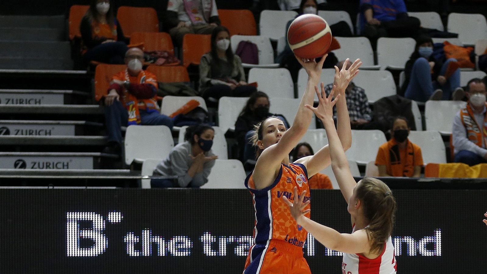 Llançament de la jugadora del València Basket, Rebecca Allen