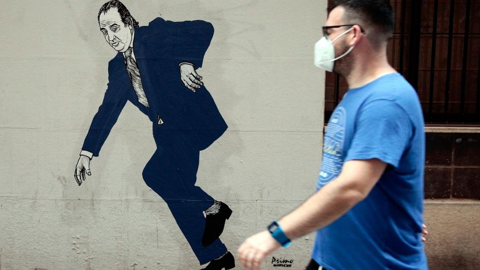 Un grafiti del Rei emèrit Joan Carles I, signat per l'artista gallec conegut com ‘el cosí de Banksy’, aquest dimecres en un cèntric carrer de València