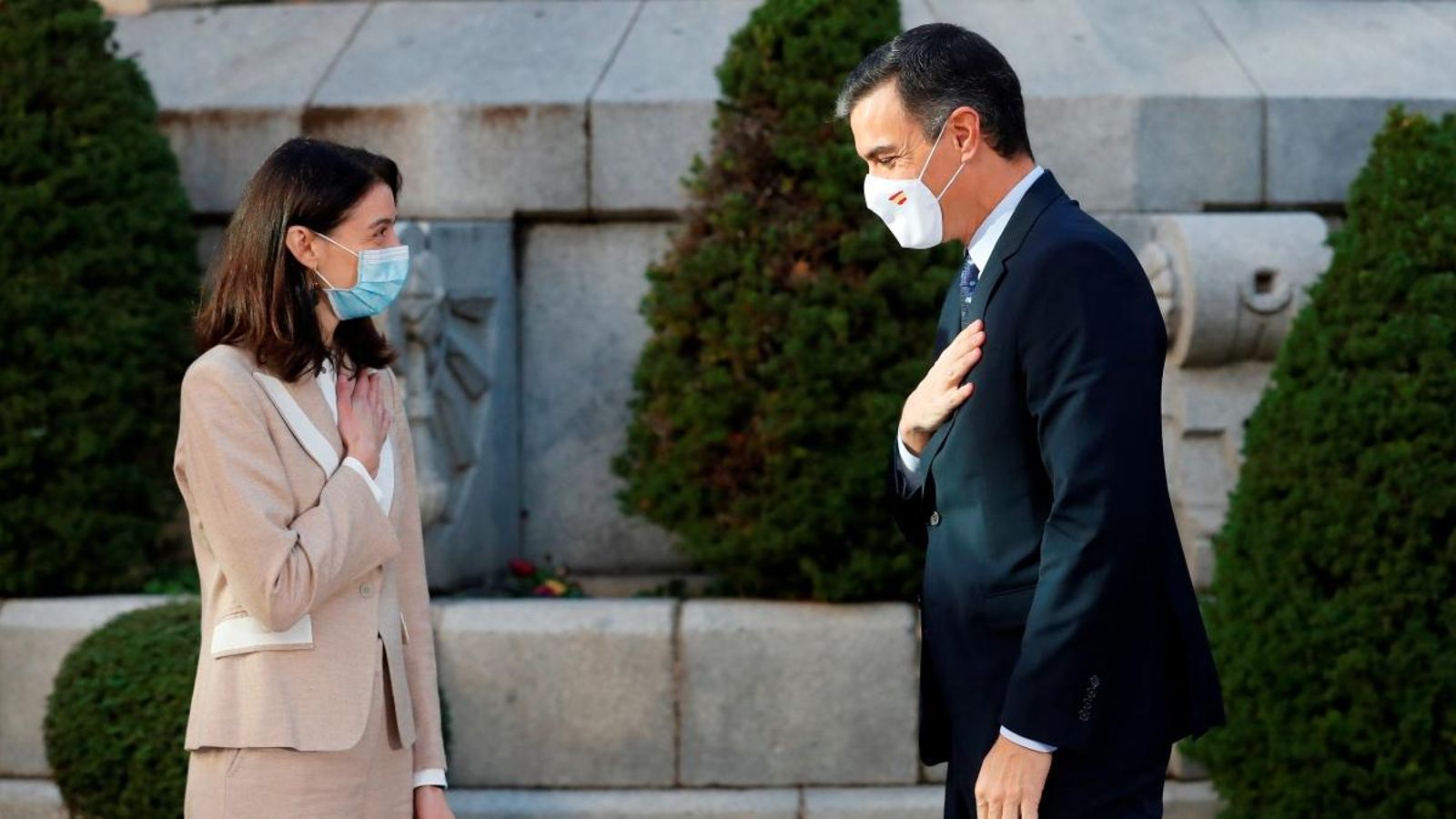 El president del govern, Pedro Sánchez, saluda a la presidenta del Senat, Pilar Llop. (Efe)