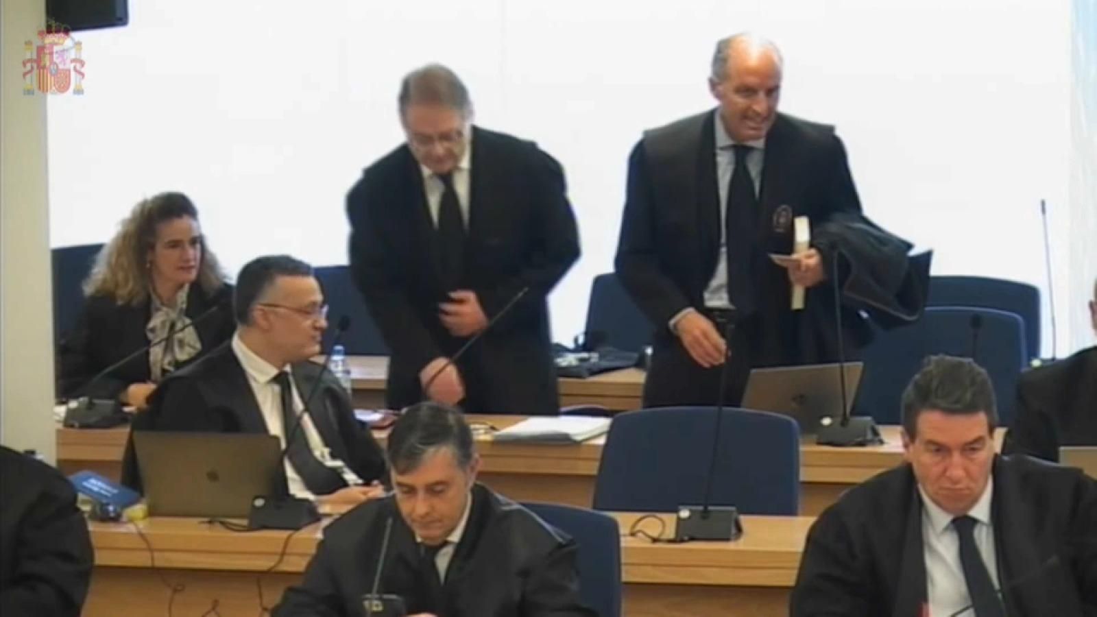 Camps es canvia de lloc després de posar-se la toga