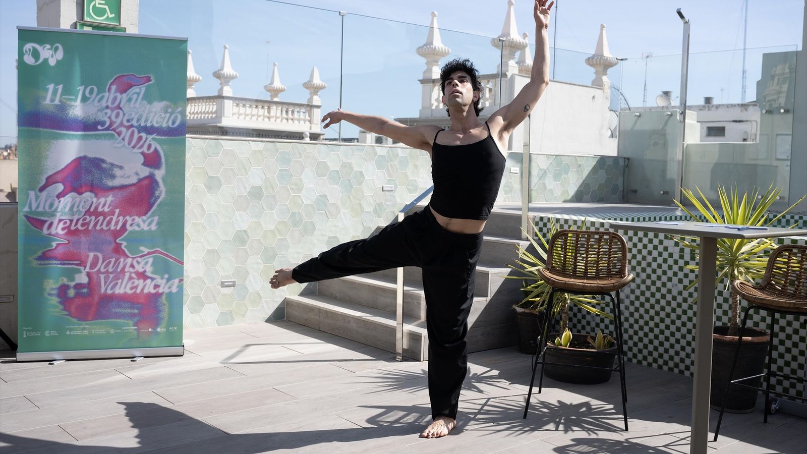 El ballarí Adrián Ros ha fet, abans de la presentació, una improvisació amb un extracte de l'òpera 'Celestial Excursions' de Robert Ashley.