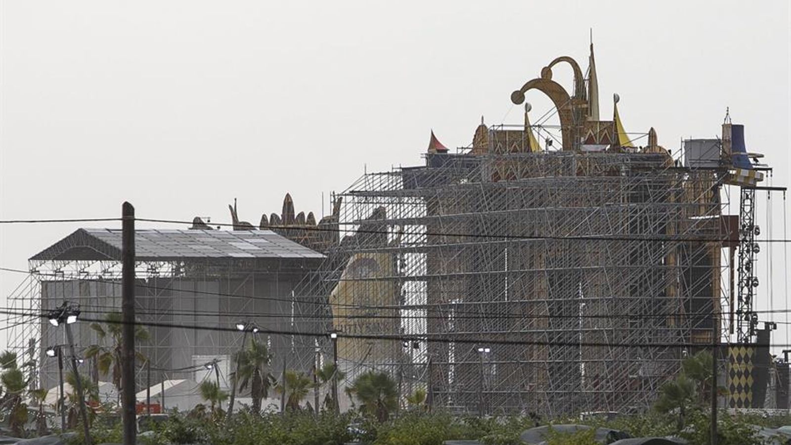 El recinte del Medusa Festival a Cullera després que el fort vent fera volar parts de l'escenari