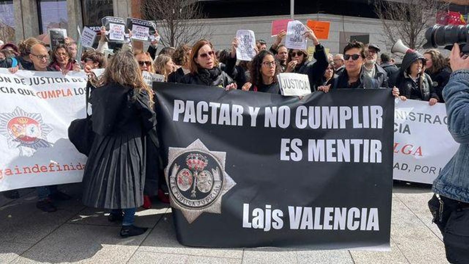 Secretaris judicials de València en la seua protesta a les portes del Ministeri de Justícia / À Punt NTC