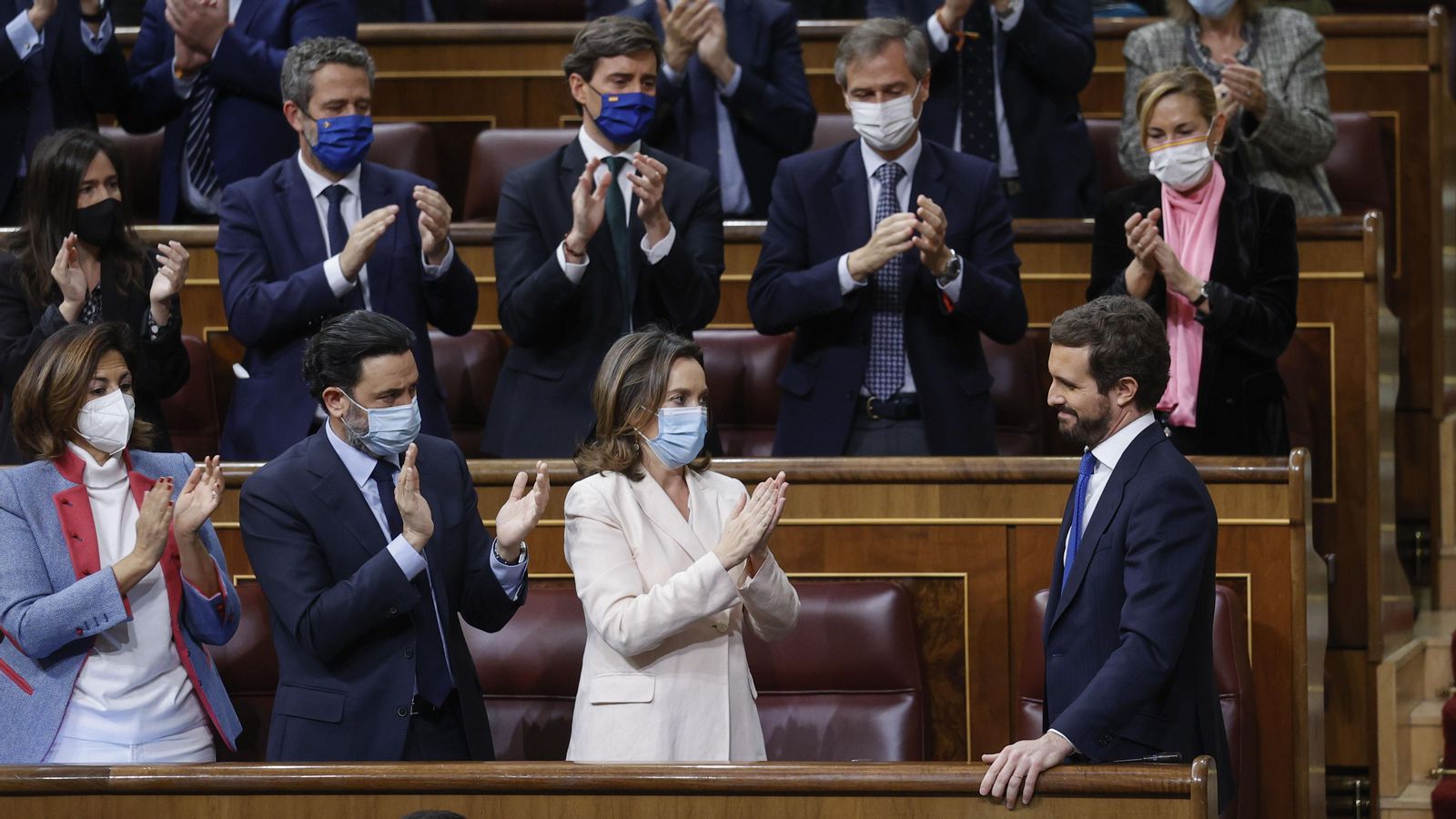 Casado rep els aplaudiments del seu grup parlamentari instants abans d'abandonar el Congrés