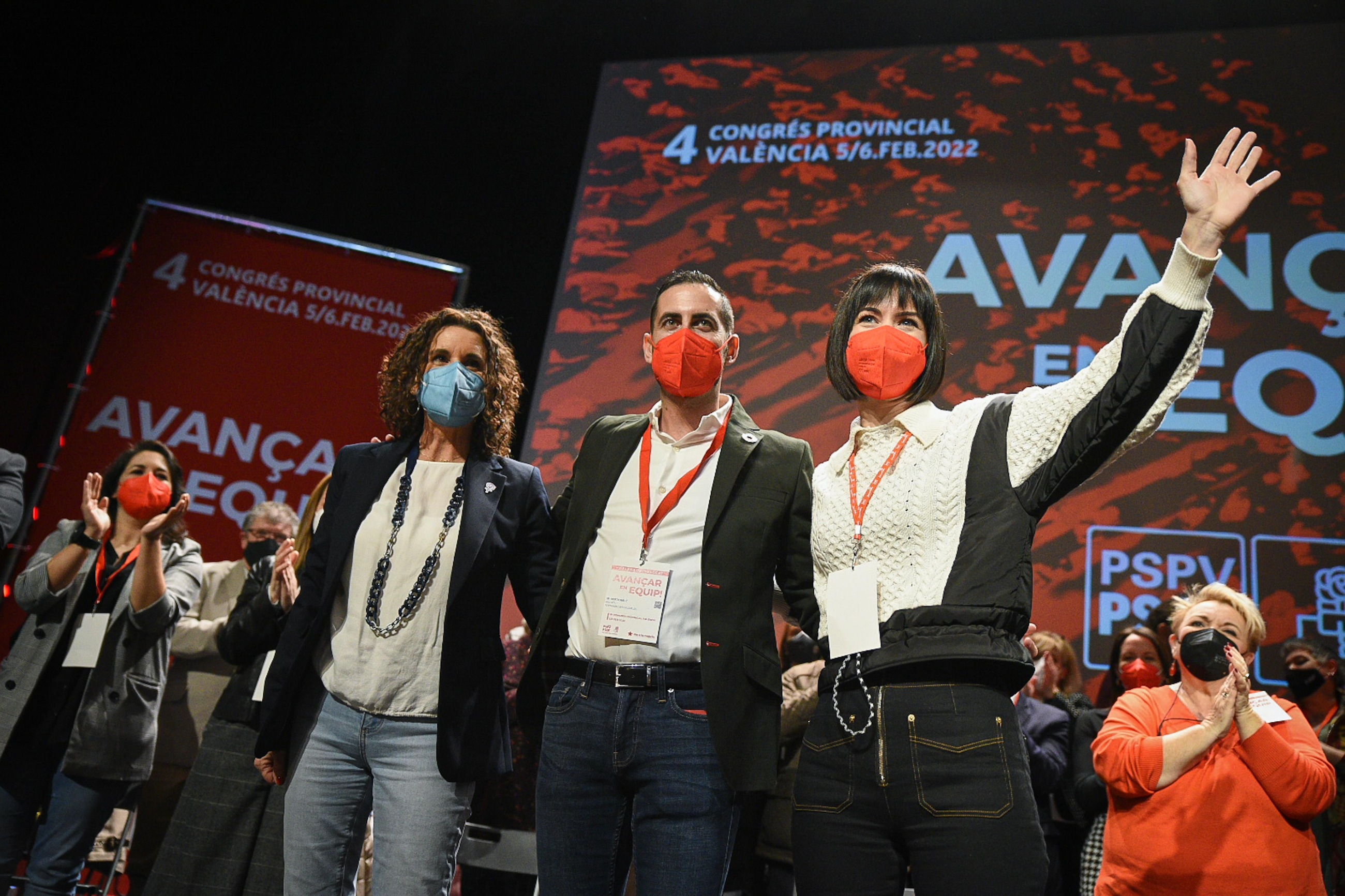El secretari general del PSPV a la província de Valènica, Carlos Bielsa, amb l'antecessora Mercedes Caballero i la ministra Diana Morant