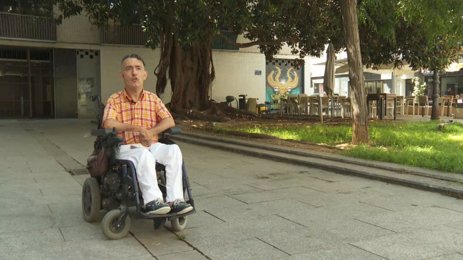 Un usuari amb mobilitat reduïda no pot accedir al metro