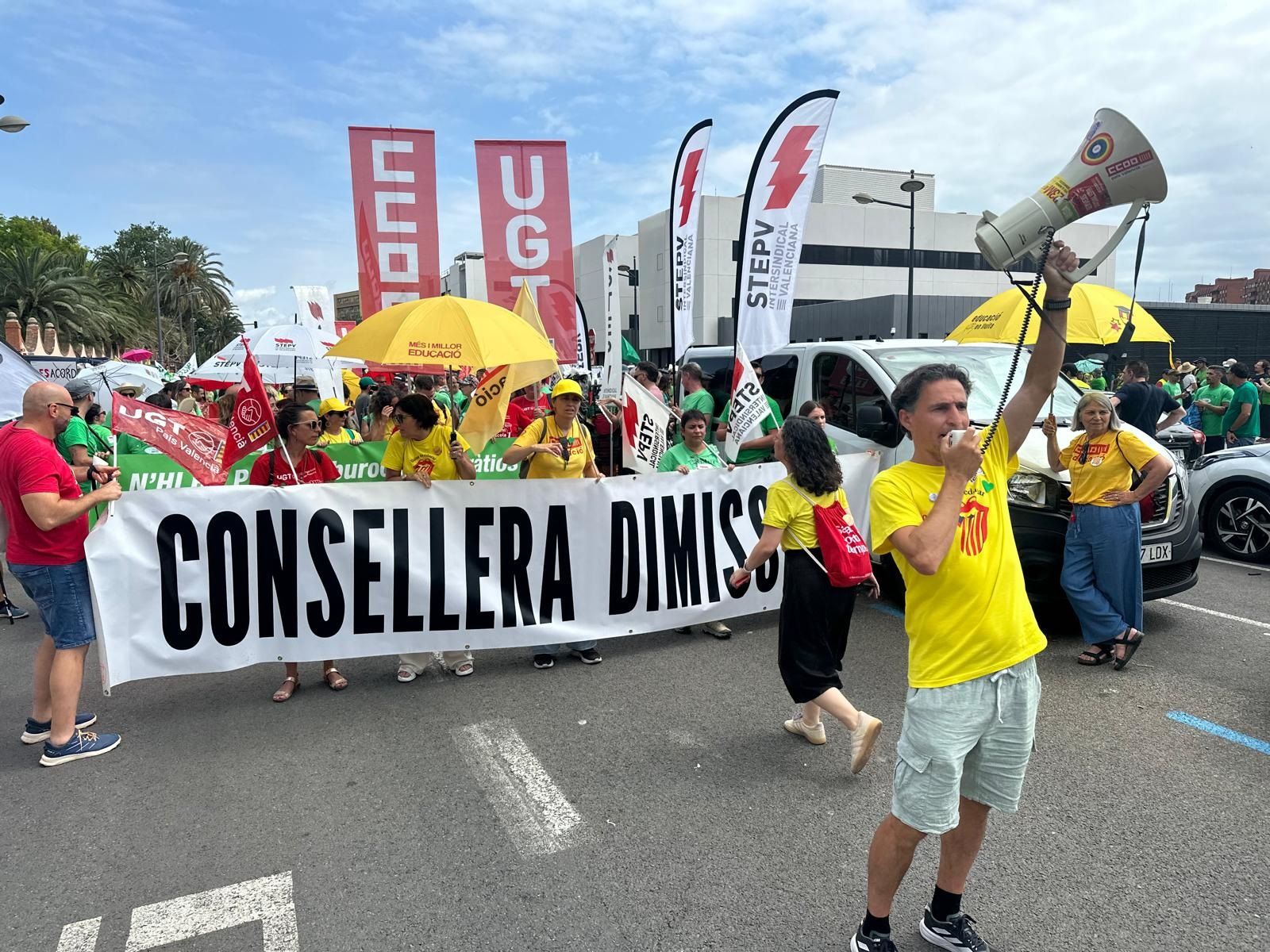Manifestació dels docents camí a la plaça de la Mare de Déu, este dijous