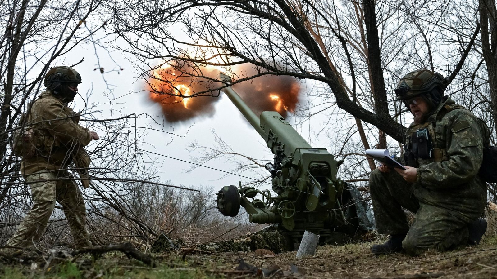 Soldats ucraïnessos disparen contra posicions russes, a la regió de Zaporíjia